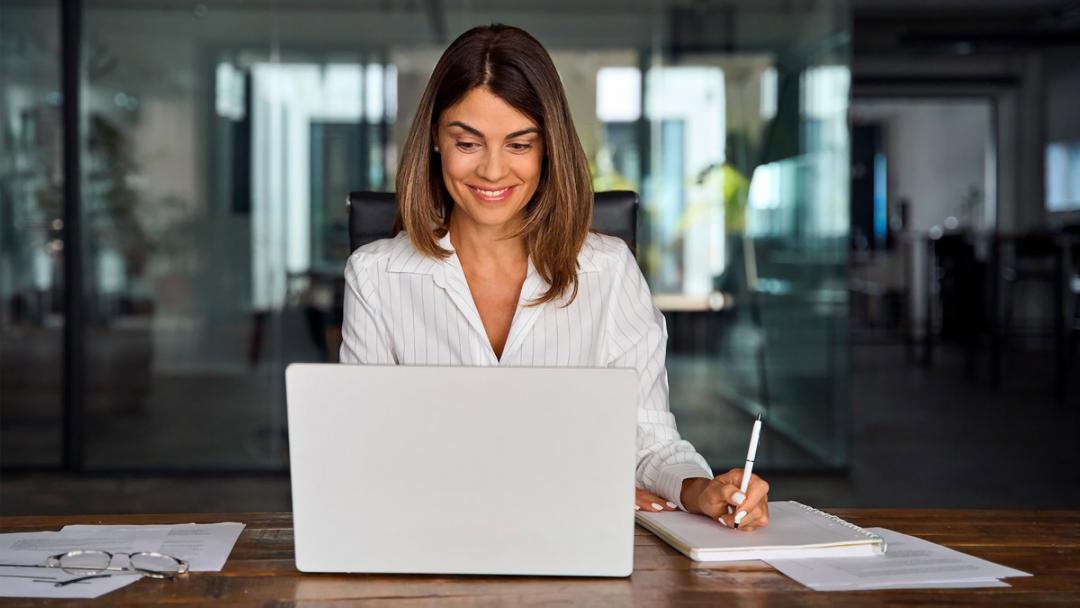 Teilnehmer bei der Arbeit an JavaScript-Projekten mit modernen Entwicklungswerkzeugen